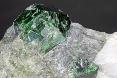 cristaux de grenat var. uvarovite, cristaux de quartz : Outokumpu Cu-Zn deposit, Outokumpu Cu-Co-Zn-Ni-Ag-Au ore field, Eastern Finland Region, Finland