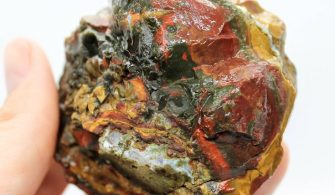 taşların renklerini ne belirler